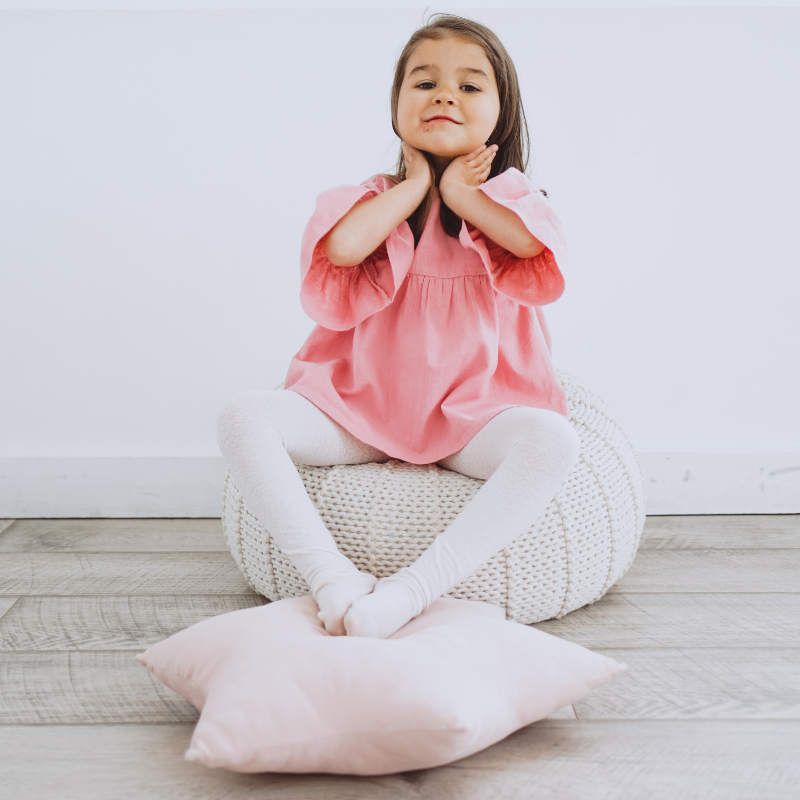 enfant sur gros coussin confortable