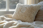 Coussin blanc sur lit