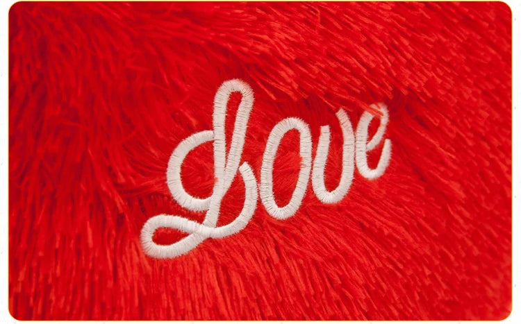 Coussin cœur rouge imprimé love en blanc