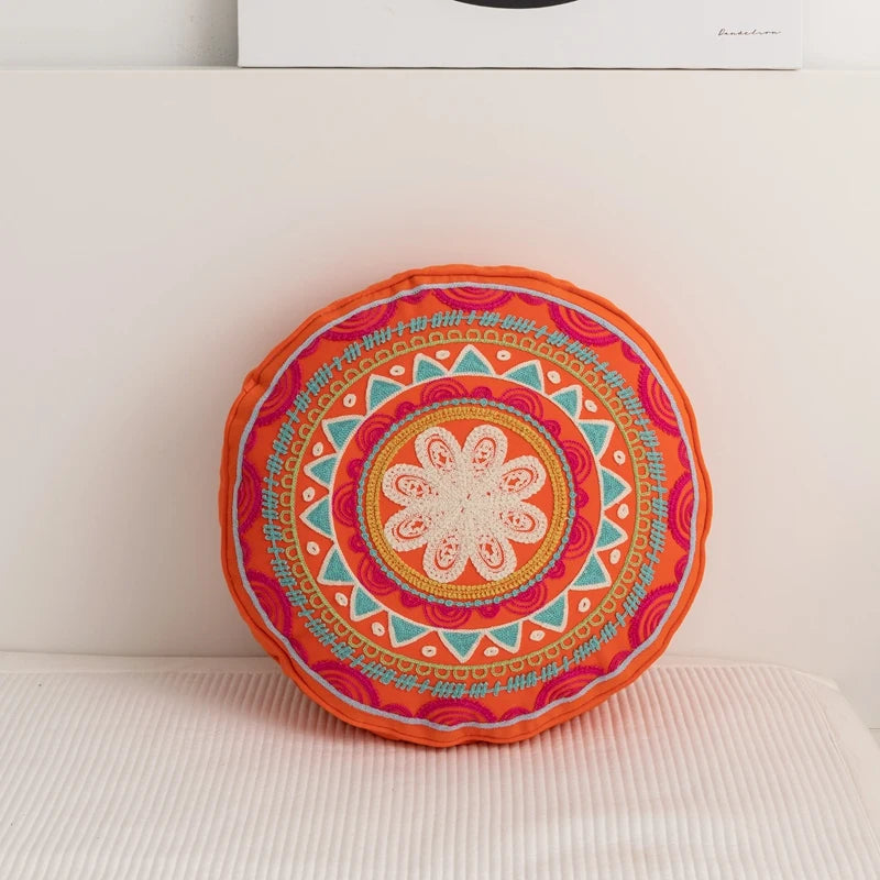 Coussin rond orange brodé