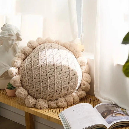 Coussin brodé rond à pompon beige