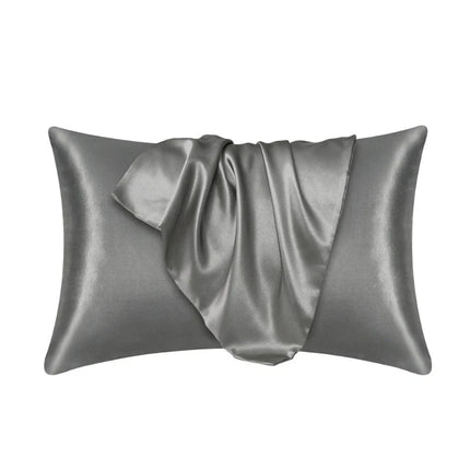 Housse de coussin en soie gris clair