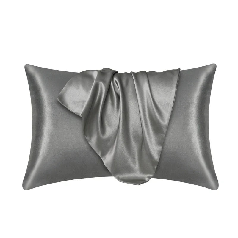 Housse de coussin en soie gris clair